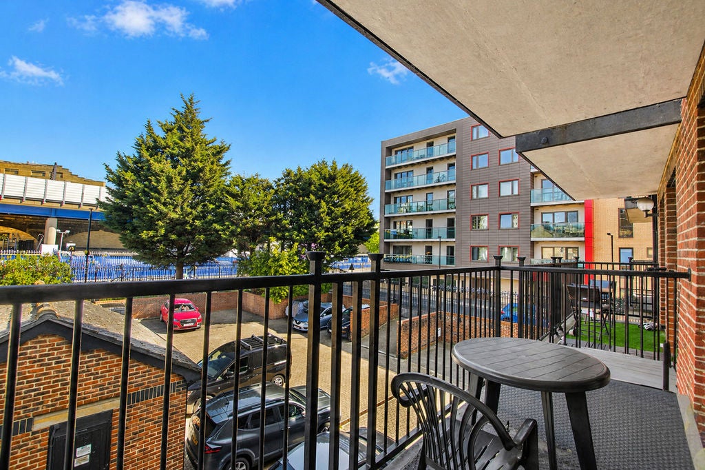 Flat Graces Alley in Greater London
