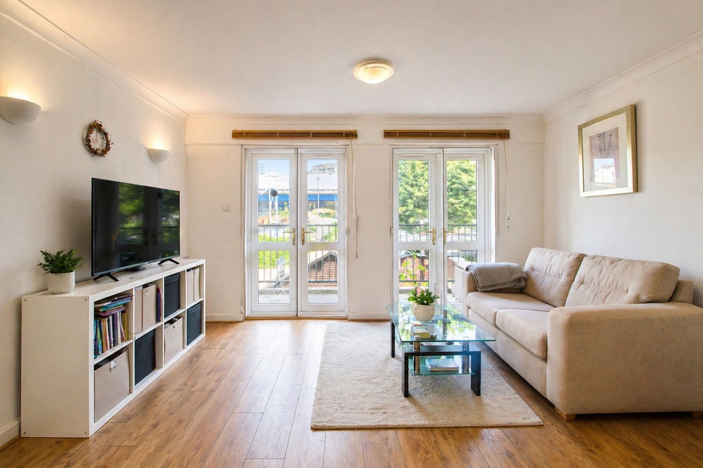 Flat Graces Alley in Greater London