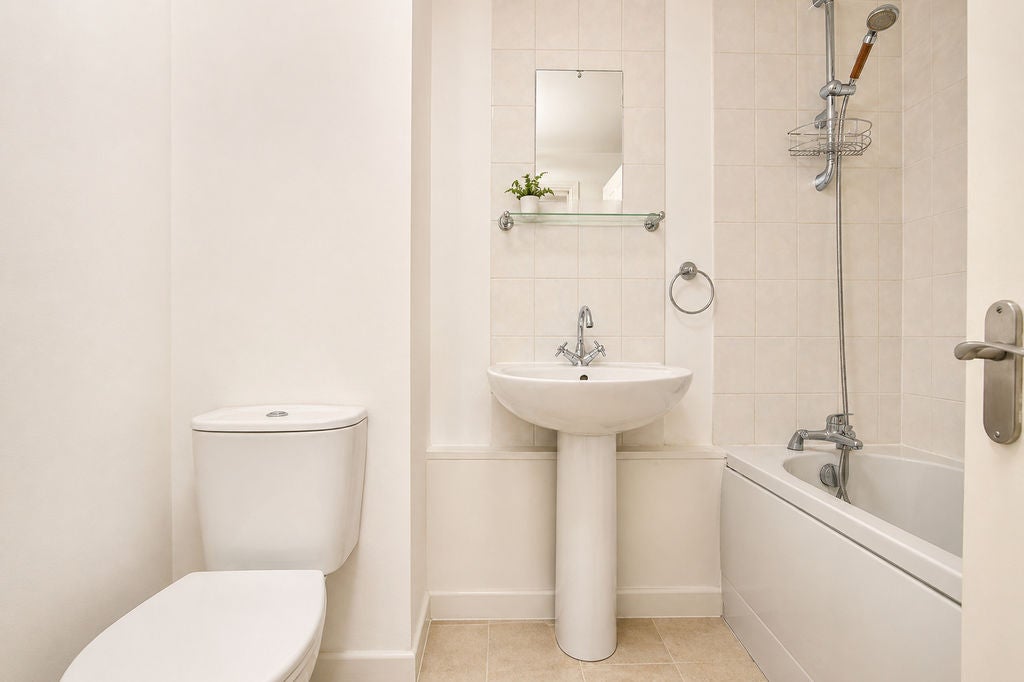 Flat Graces Alley in Greater London