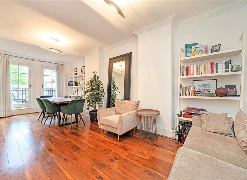 Flat Cambridge Gate Mews in Greater London