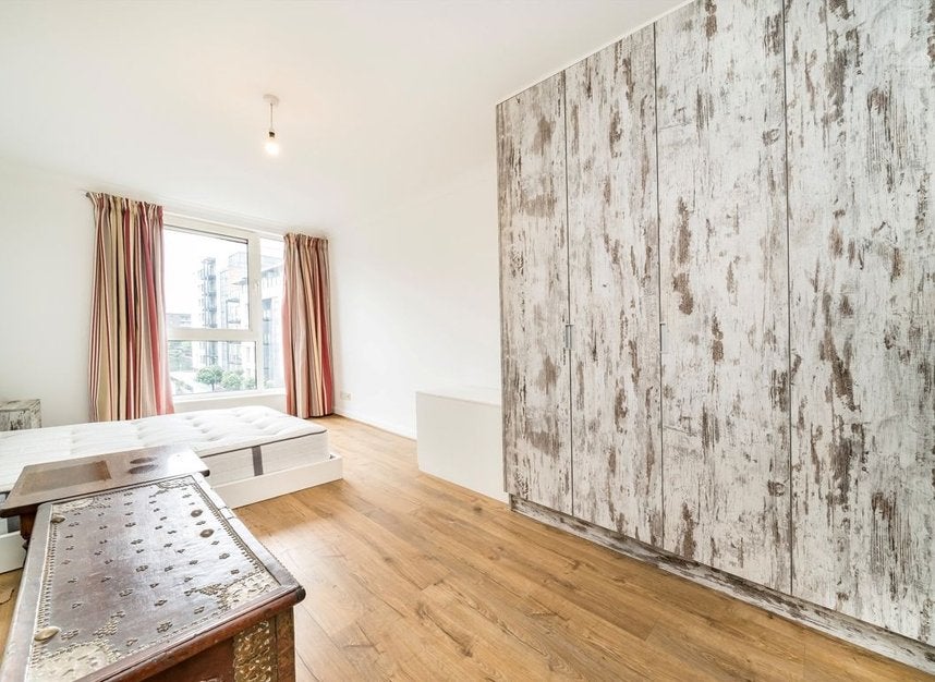 Flat Boardwalk Place in Greater London