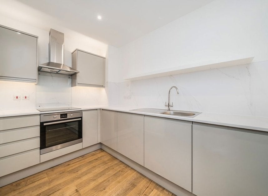 Flat Boardwalk Place in Greater London