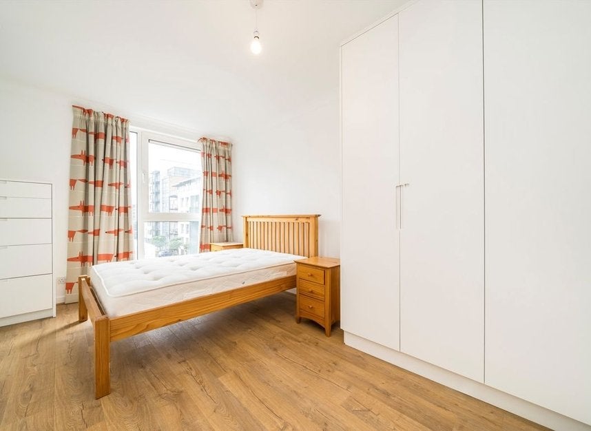 Flat Boardwalk Place in Greater London