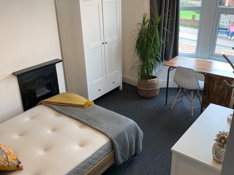 Room Staple Hill Road in Bristol
