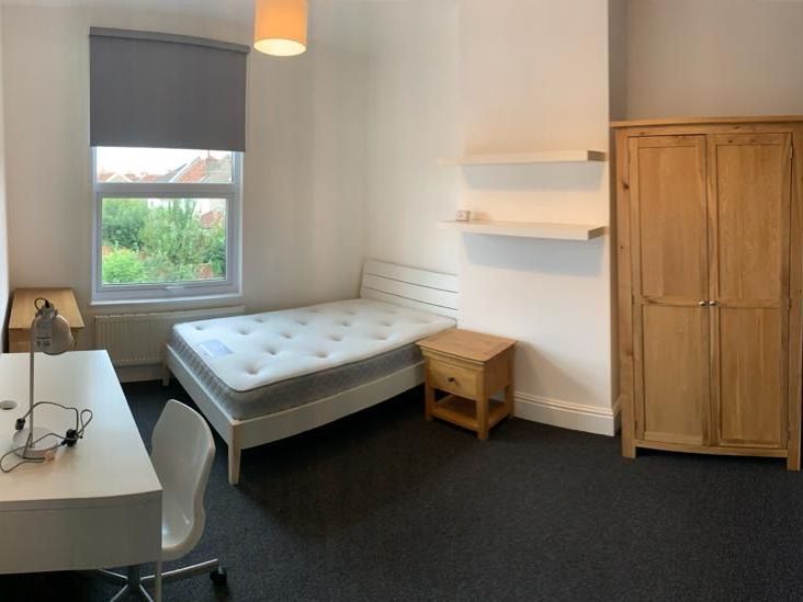 Room Staple Hill Road in Bristol