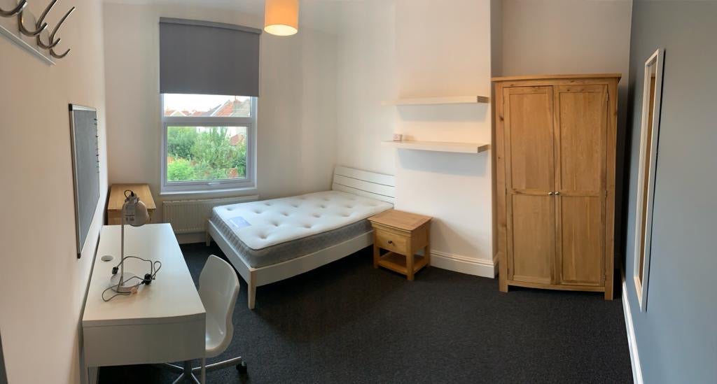Room Staple Hill Road in Bristol