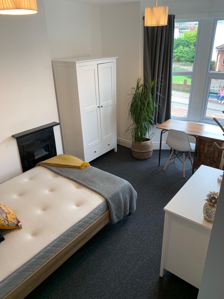 Room Staple Hill Road in Bristol