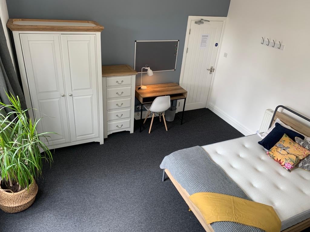 Room Staple Hill Road in Bristol