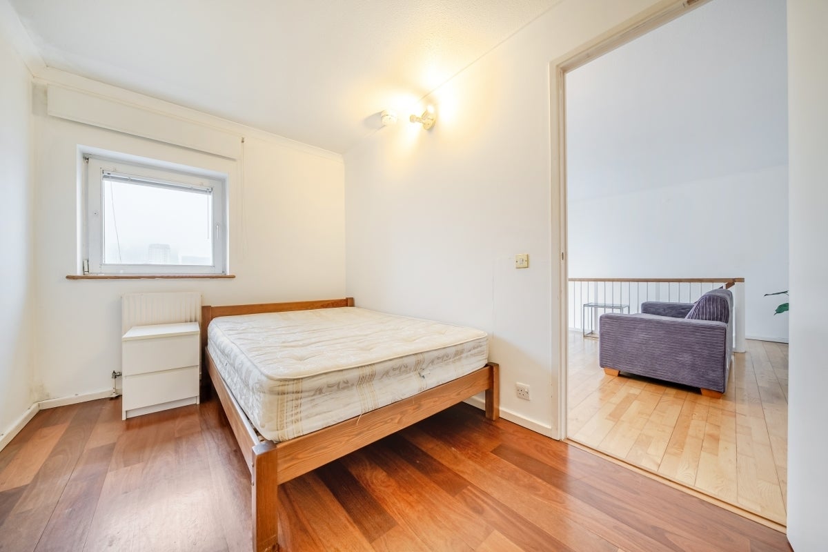 Room South Sea Street in Greater London