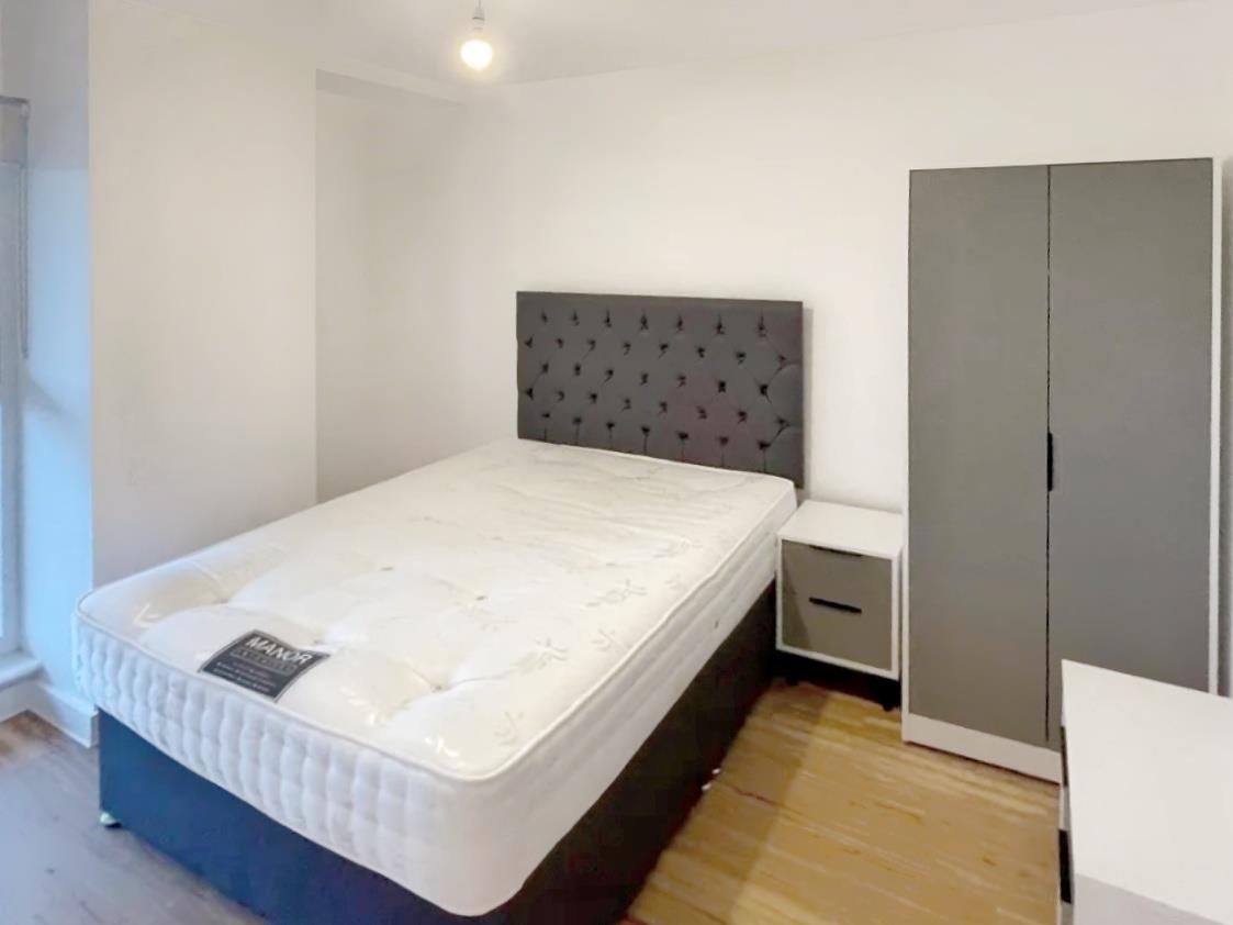 Flat Pomona Strand in Trafford