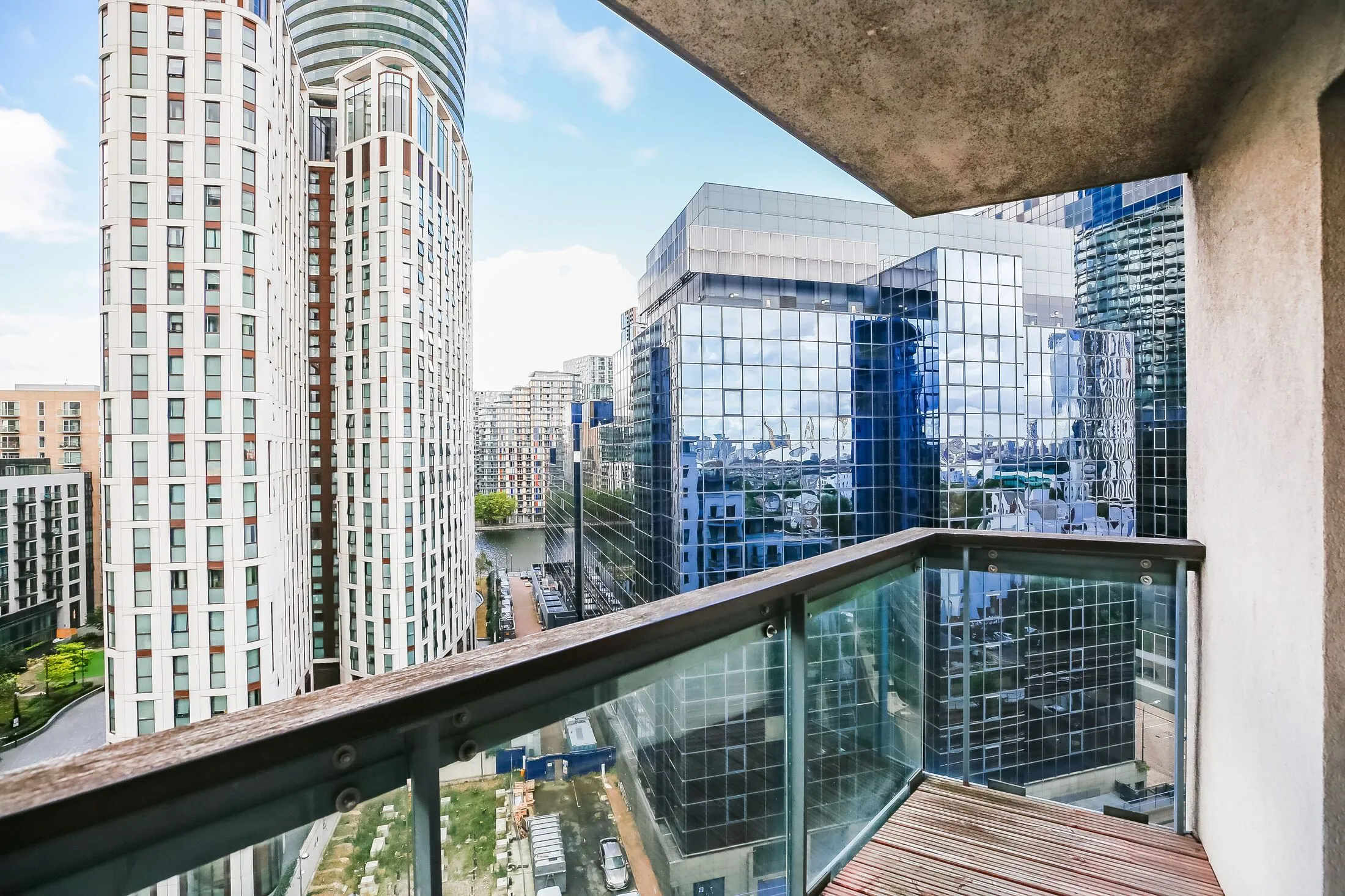 Flat Limeharbour in Greater London