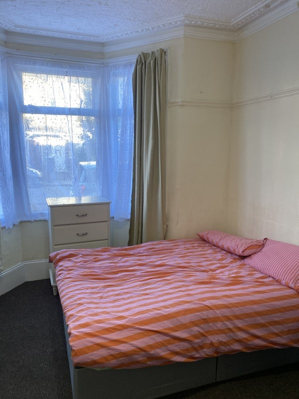 Room Tillotson Road in Greater London