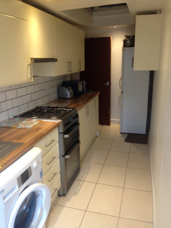 Room Tillotson Road in Greater London