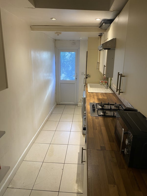 Room Tillotson Road in Greater London