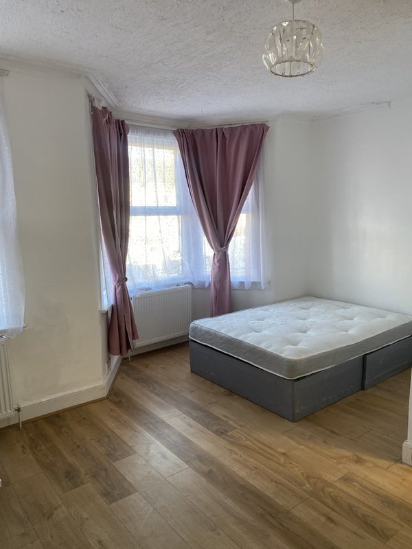 Room Tillotson Road in Greater London