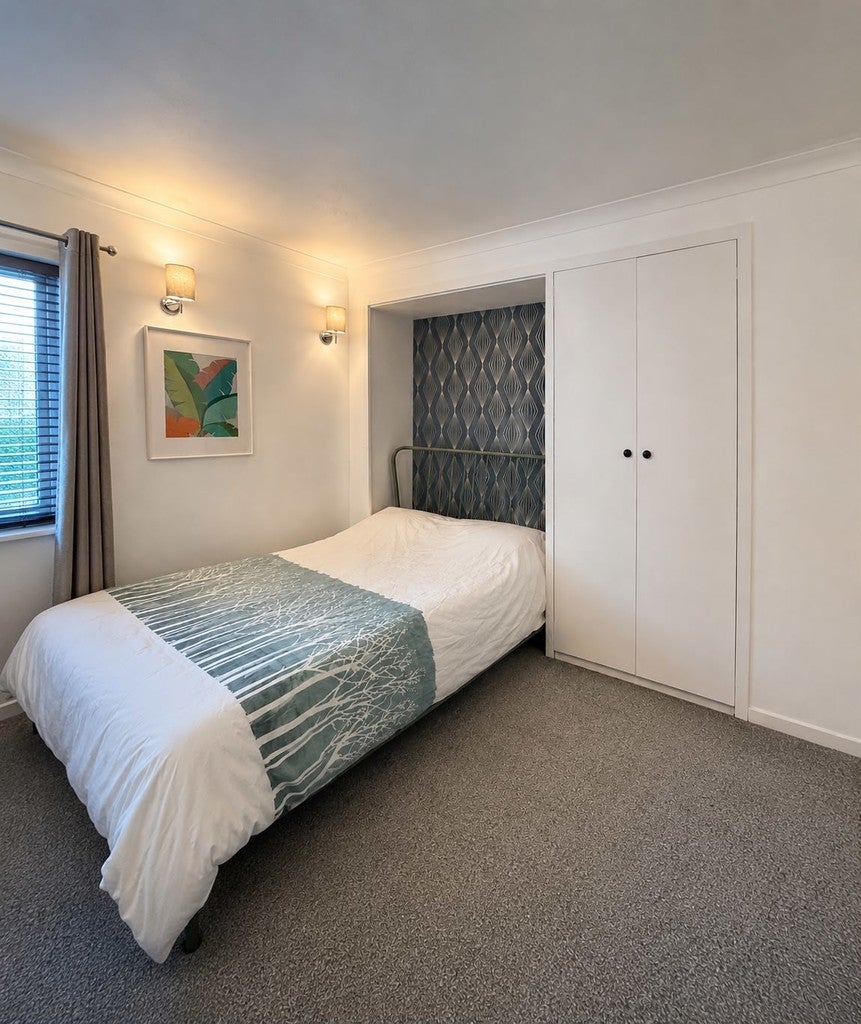 Flat Micawber Avenue in Greater London