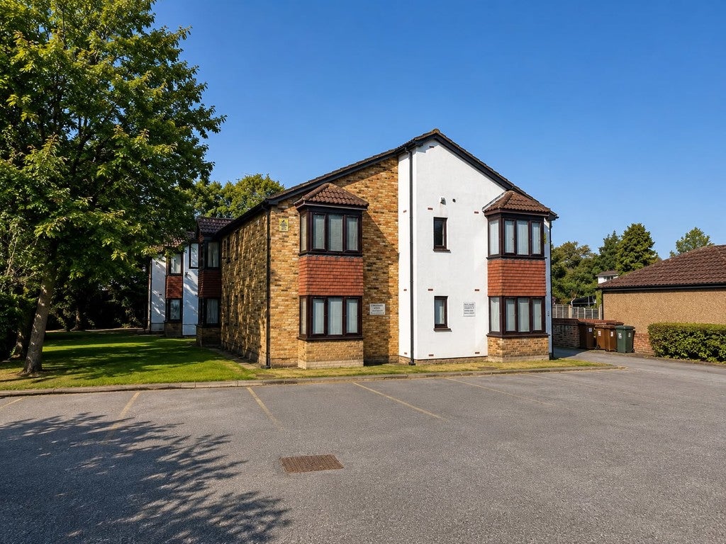 Flat Micawber Avenue in Greater London