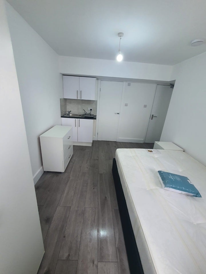 Flat Lansbury Avenue in Greater London