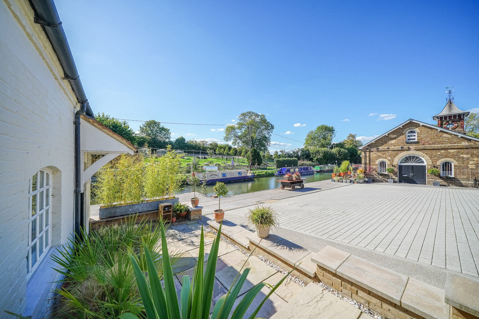 House Bulbourne Road in Dacorum