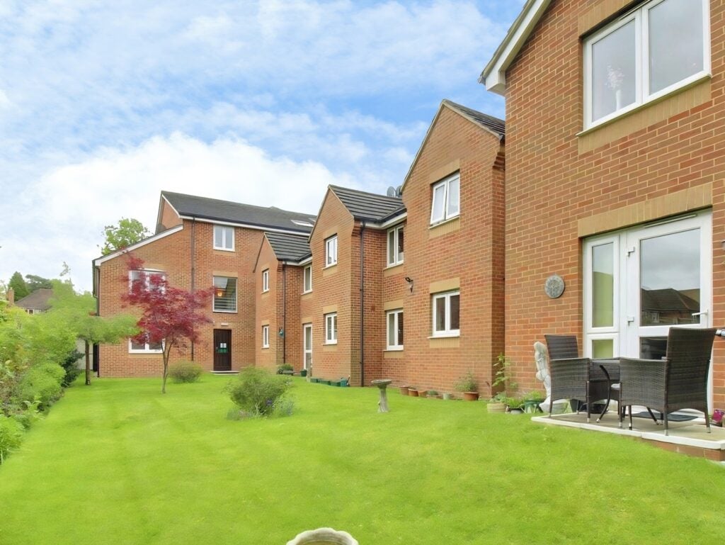 Flat Upper Gordon Road in Surrey Heath