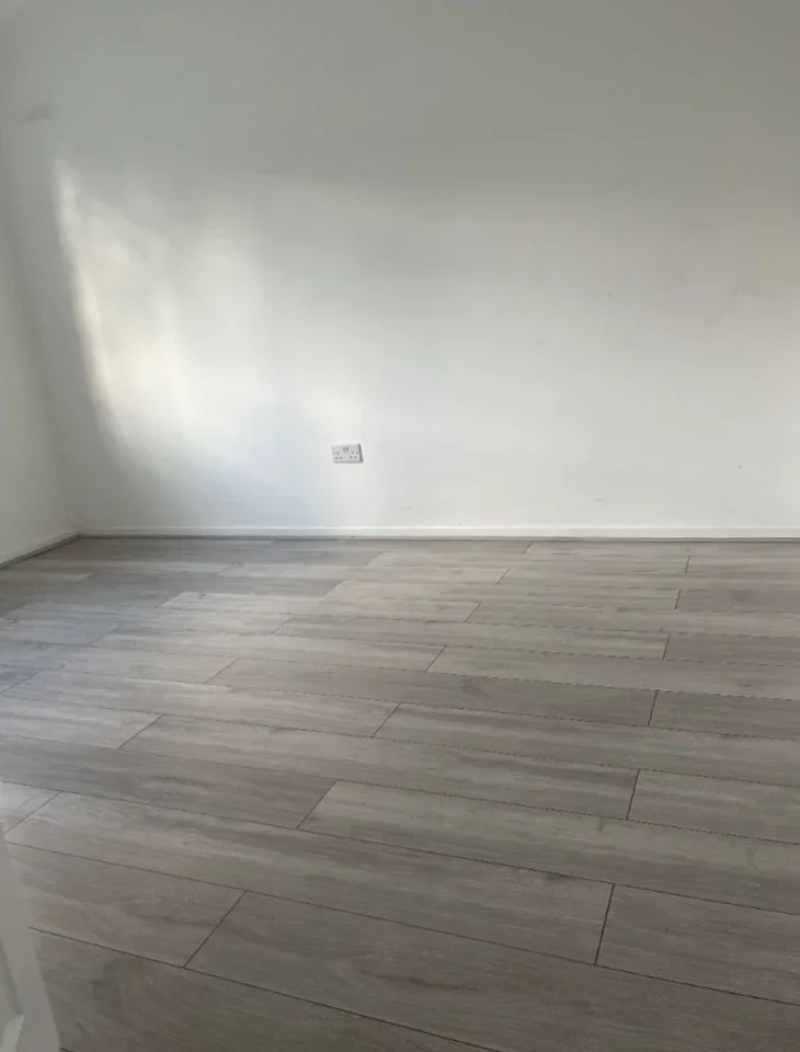 Flat Suffolk Court in Greater London