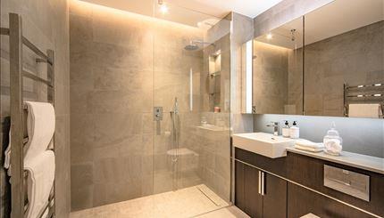 Flat Ponton Road in Greater London