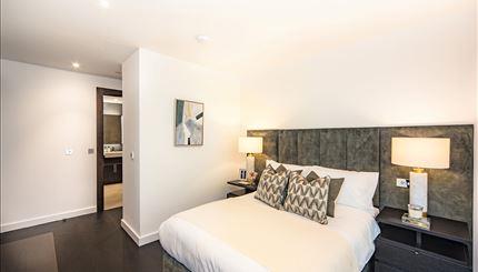 Flat Ponton Road in Greater London