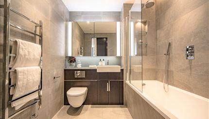 Flat Ponton Road in Greater London