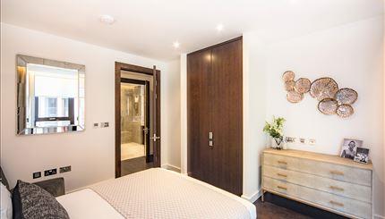 Flat Ponton Road in Greater London