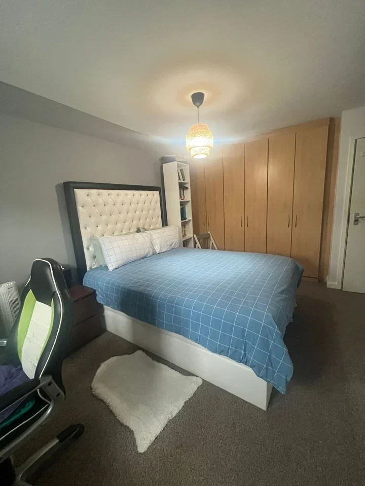 Room Cross Way in Greater London