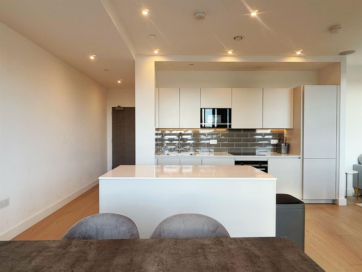 Flat Leather Place in Greater London