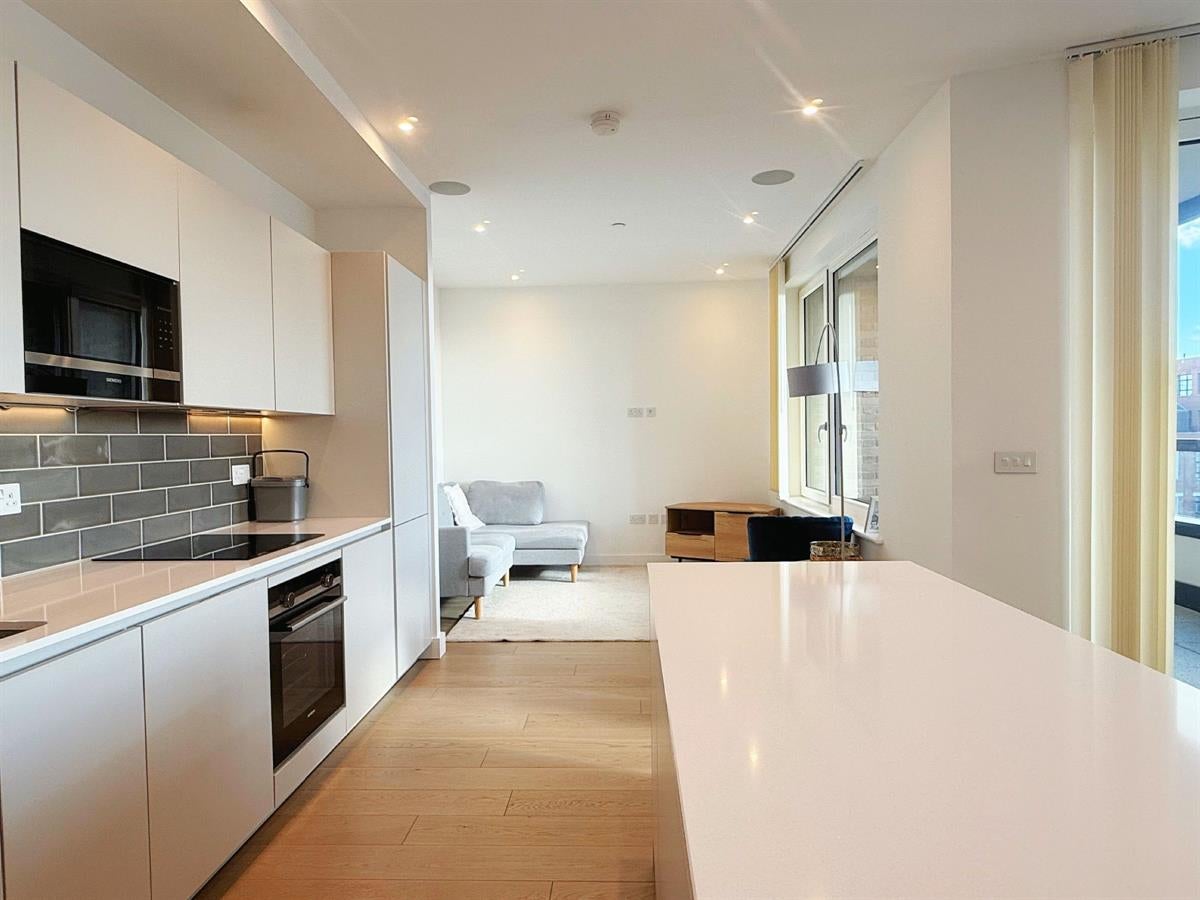 Flat Leather Place in Greater London