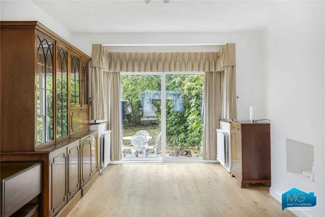 House Cardrew Avenue in Greater London