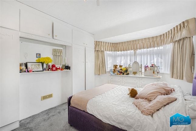 House Cardrew Avenue in Greater London