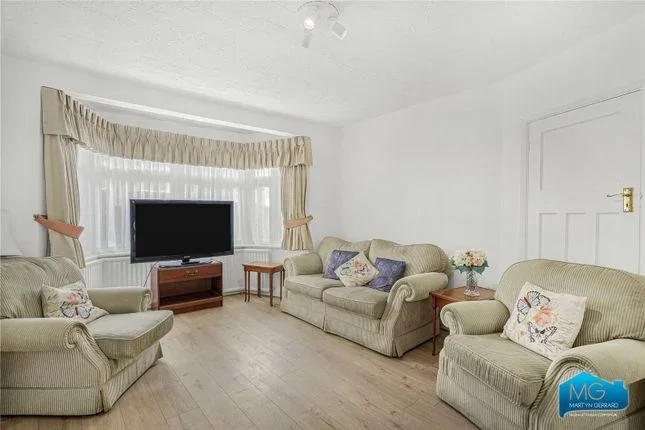 House Cardrew Avenue in Greater London
