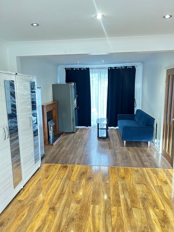 Room Upton Road South in Greater London