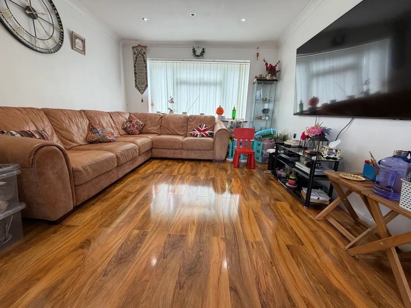 Room Upton Road South in Greater London