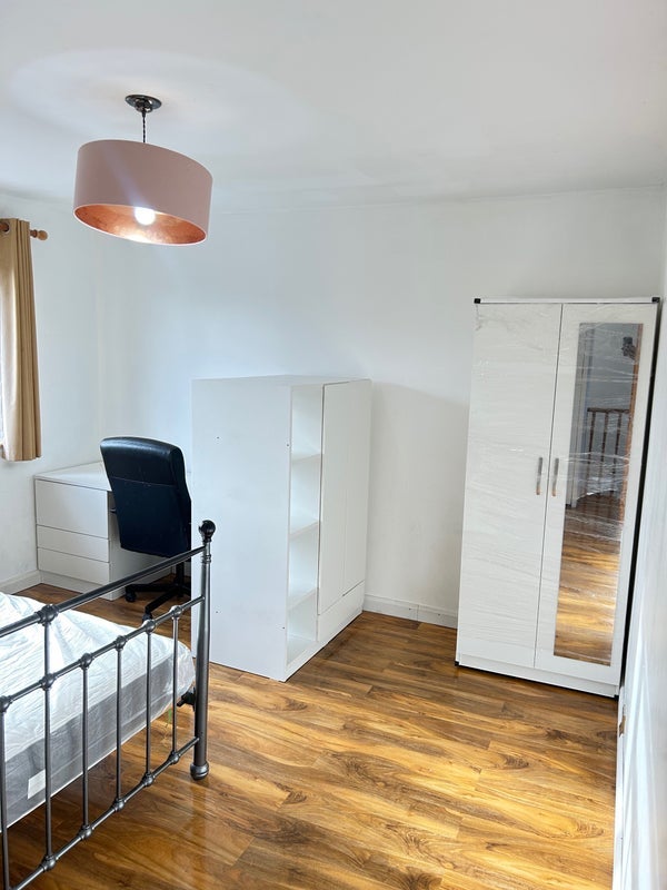 Room Upton Road South in Greater London
