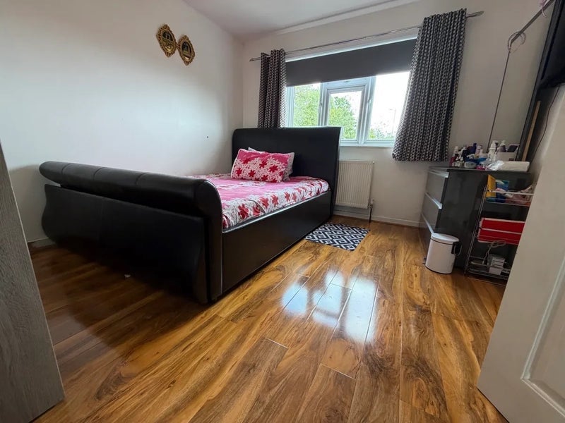 Room Upton Road South in Greater London