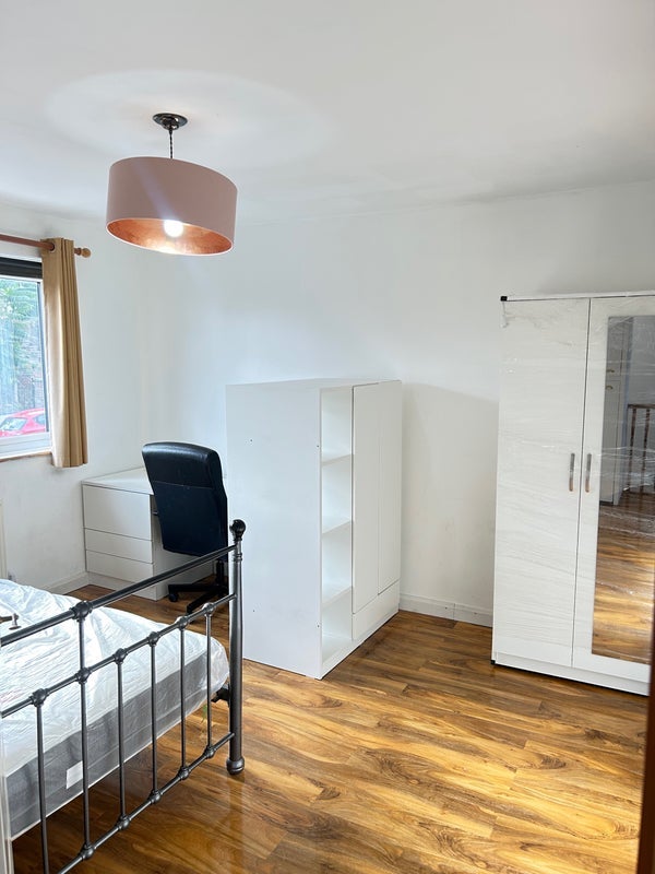 Room Upton Road South in Greater London
