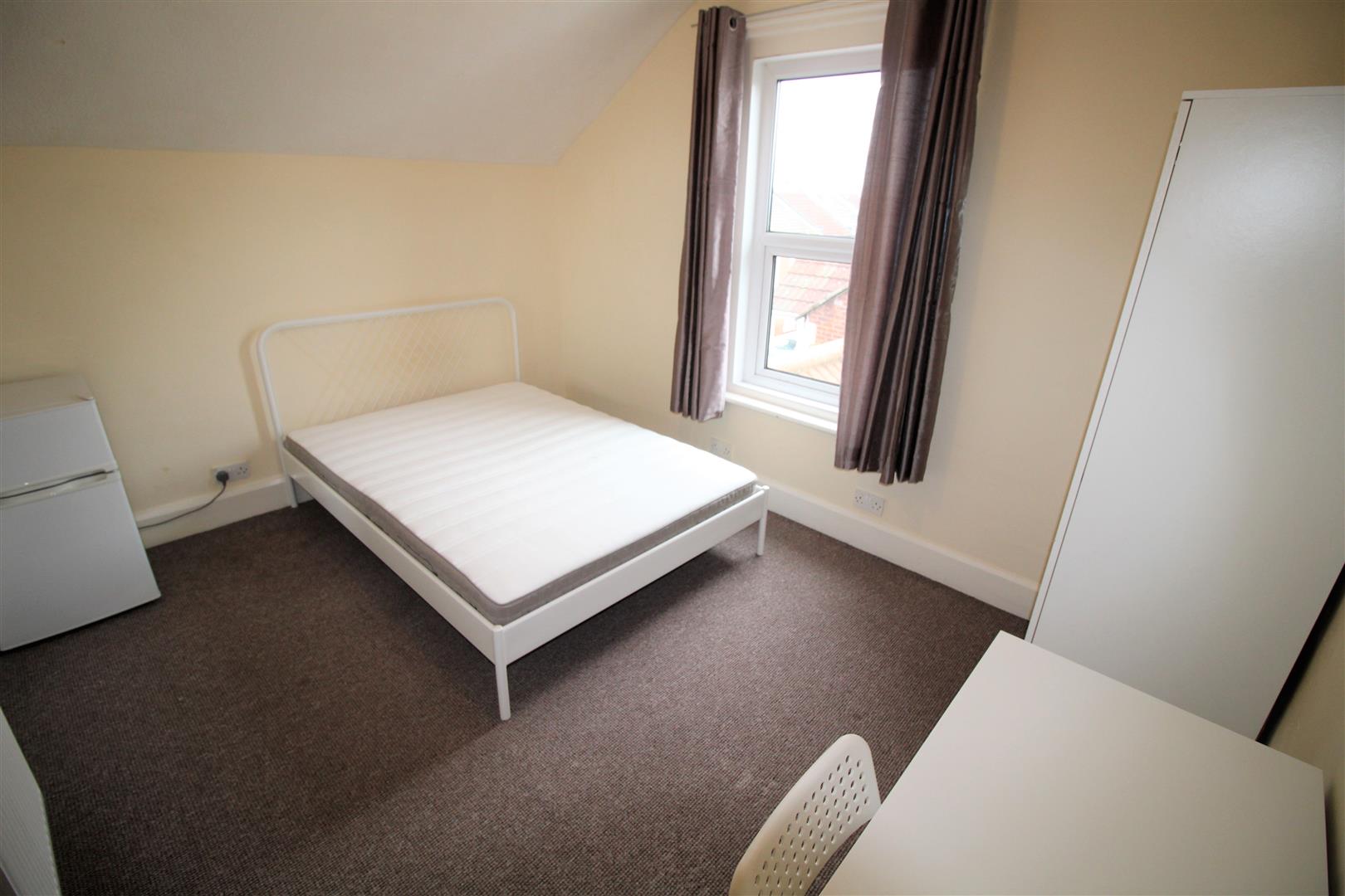 Room Lowcay Road in Portsmouth