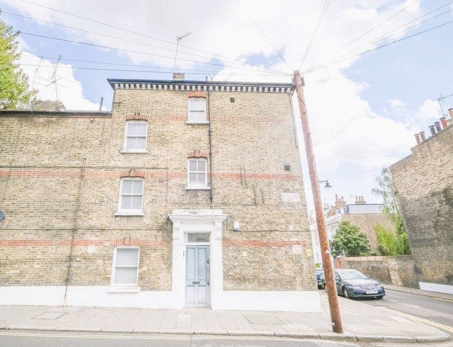 Flat St. Peter's Street in Greater London
