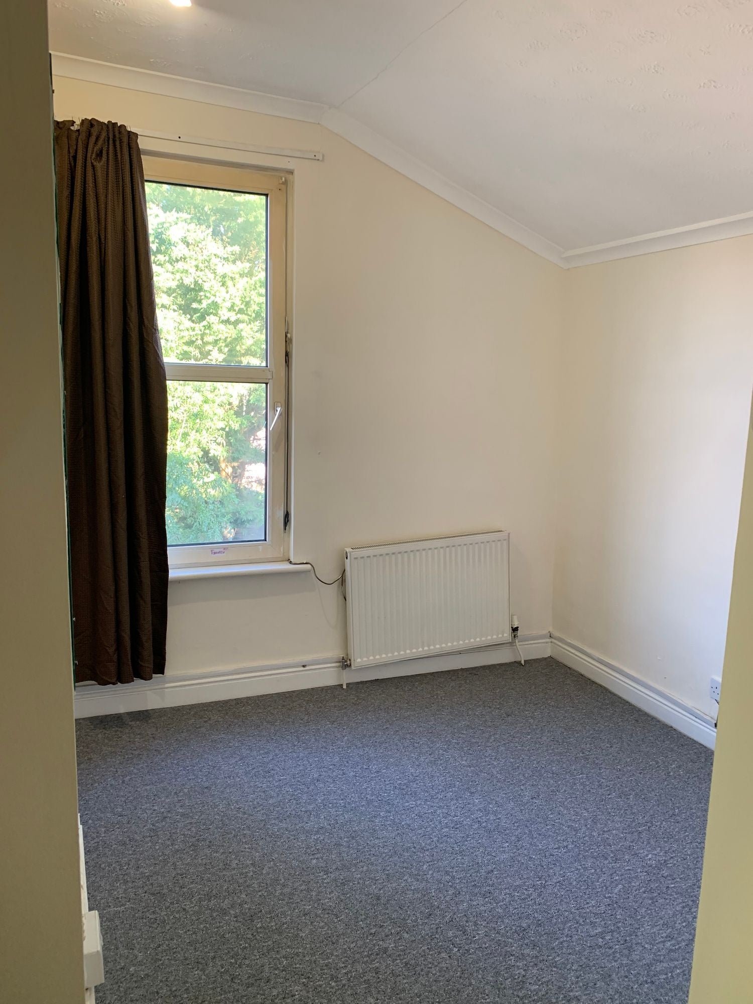 Room Downend Road in Bristol