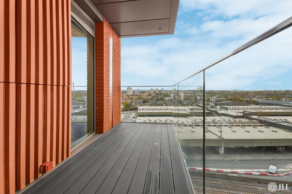 Flat Ponton Road in Greater London