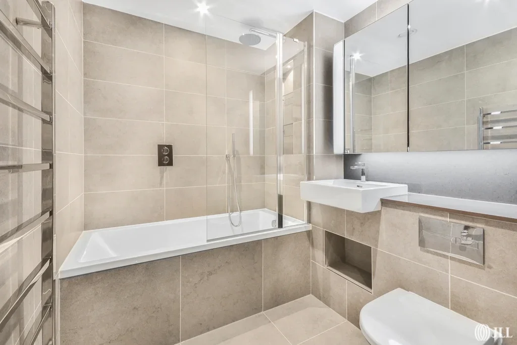 Flat Ponton Road in Greater London