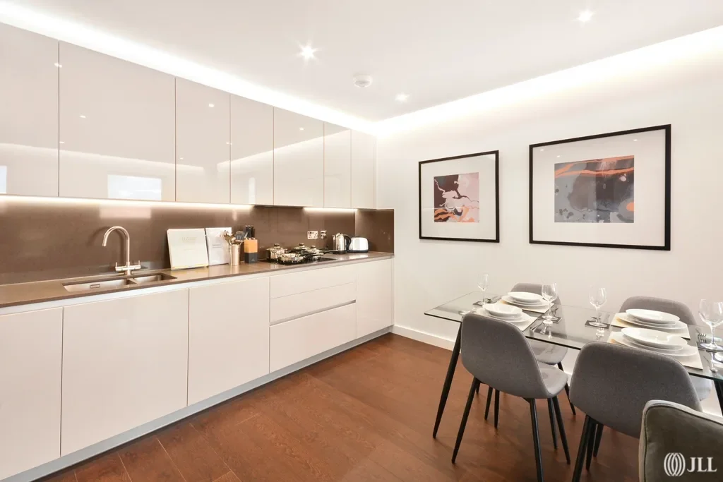 Flat Ponton Road in Greater London