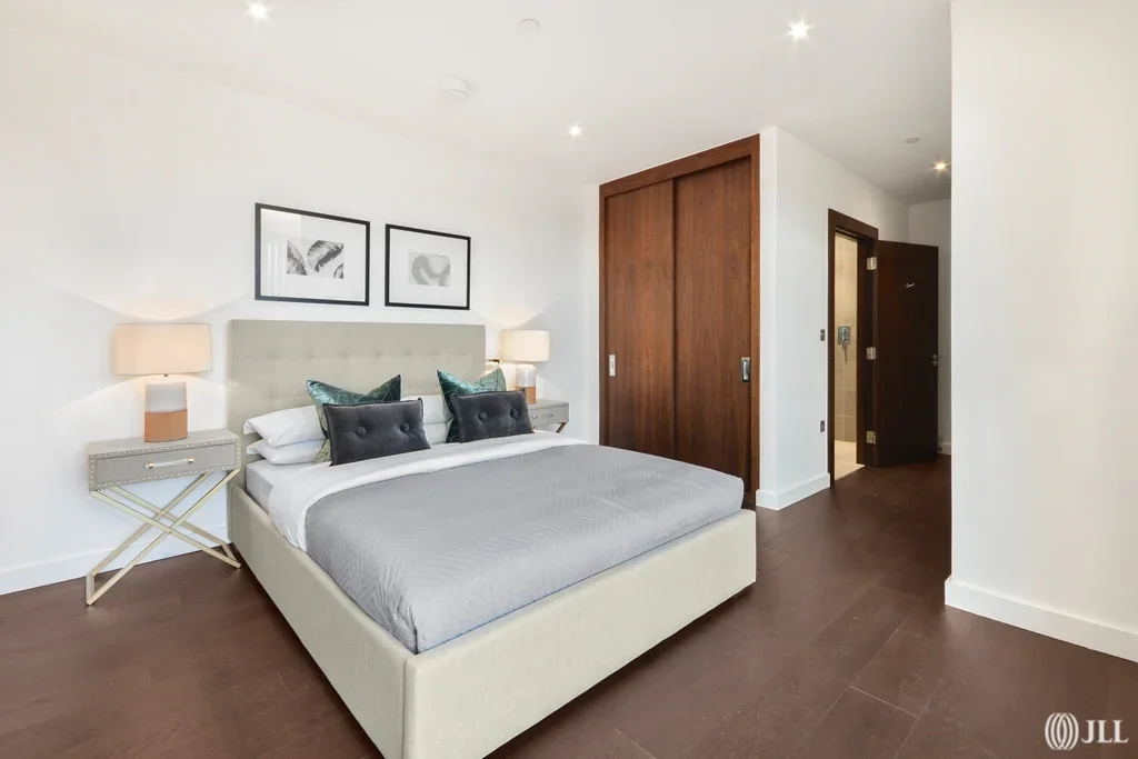 Flat Ponton Road in Greater London