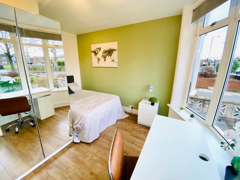 Room Parrs Wood Road in Manchester
