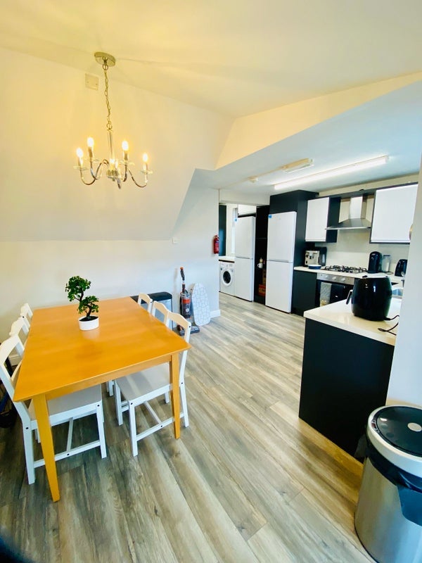 Room Parrs Wood Road in Manchester