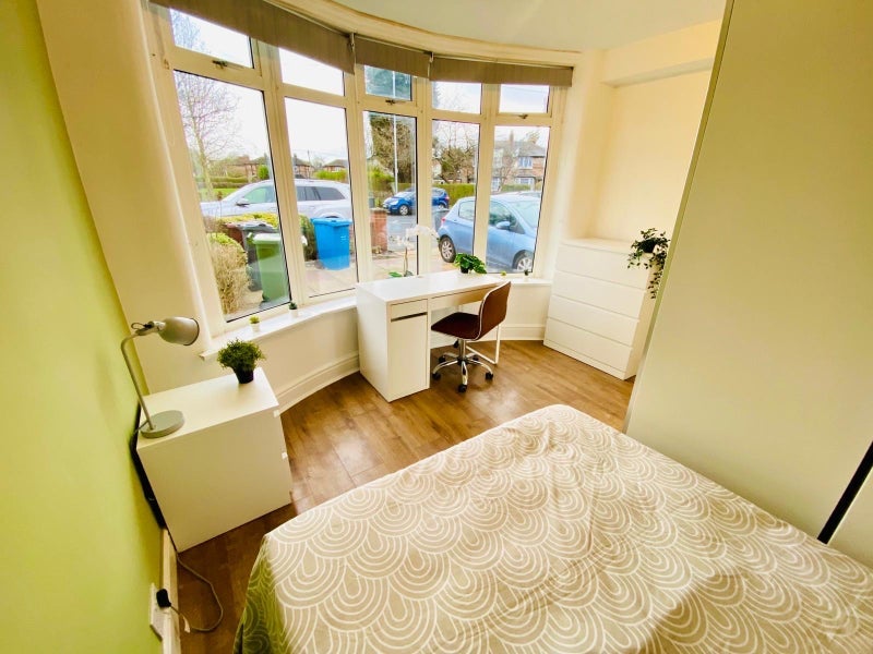 Room Parrs Wood Road in Manchester